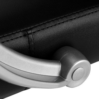 Czarna stylowa krzesło fryzjerskie z podnóżkiem.