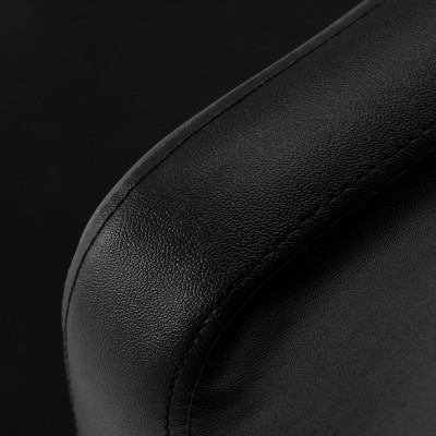 Czarna krzesło stylizacyjne z podnóżkiem