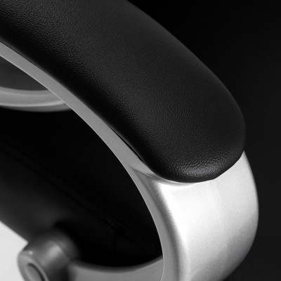 Czarna stylowa krzesło z podnóżkiem