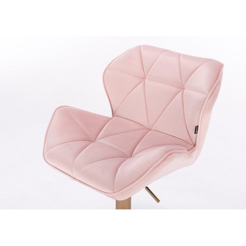 Pudrowy welurowy fotel złota podstawa