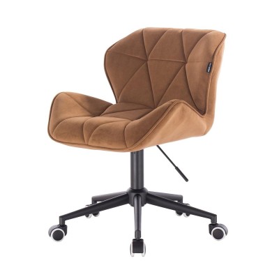 Miodowy welurowy fotel na kółkach