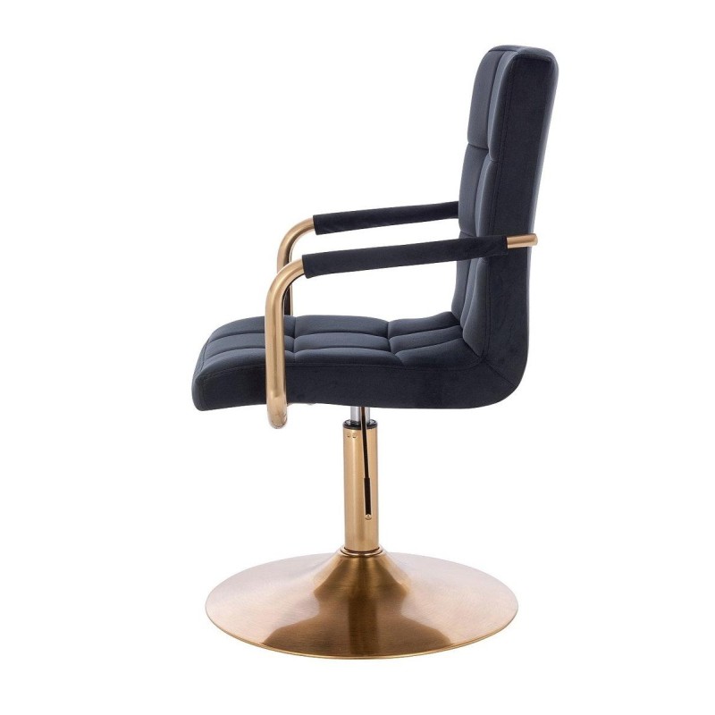 Czarne welurowe krzesło złota podstawa