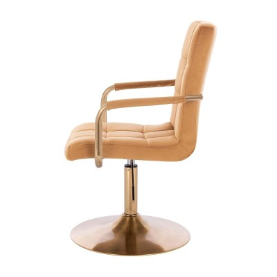 Miodowy welurowy fotel złota podstawa