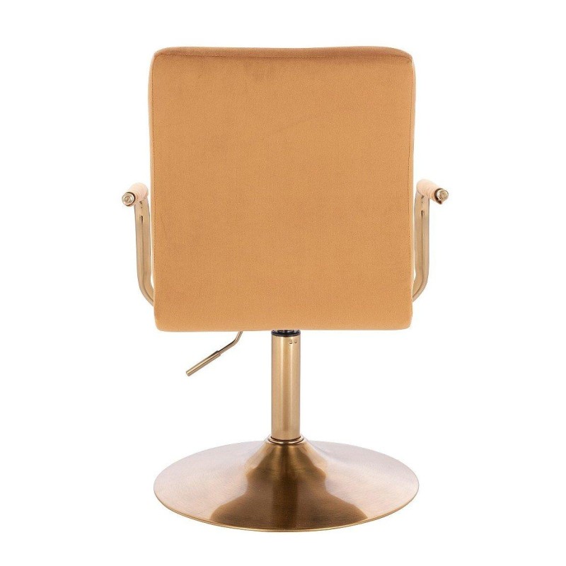 Miodowy welurowy fotel złota podstawa