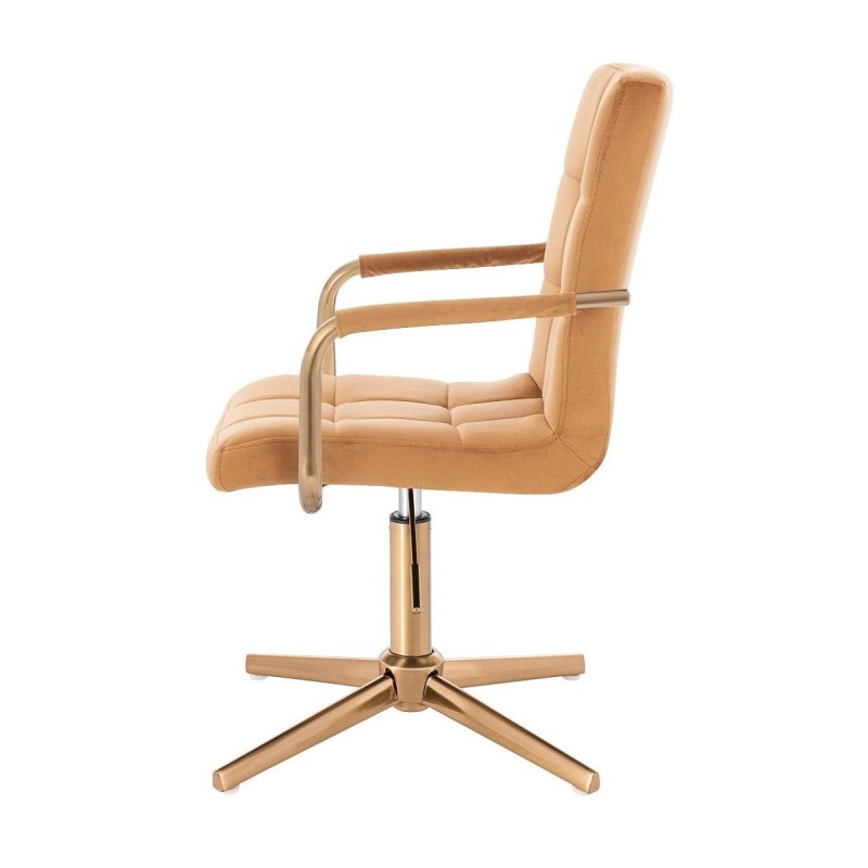 Miodowy welurowy fotel złoty krzyżak