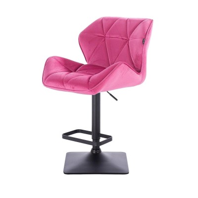 Malinowy welurowy fotel czarna podstawa