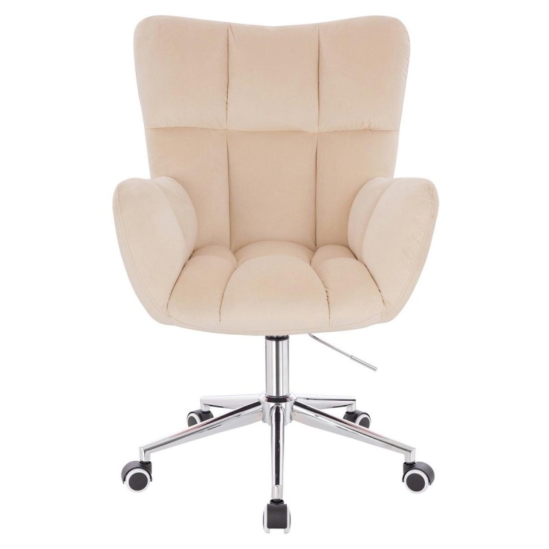 Kremowy welurowy fotel na kółkach