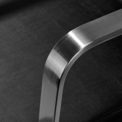 Czarny fotel fryzjerski z podnóżkiem