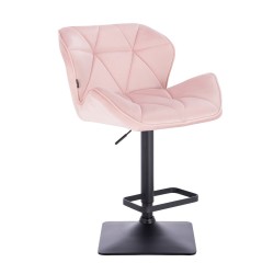 Welurowe pudrowo-różowe krzesło czarna podstawa