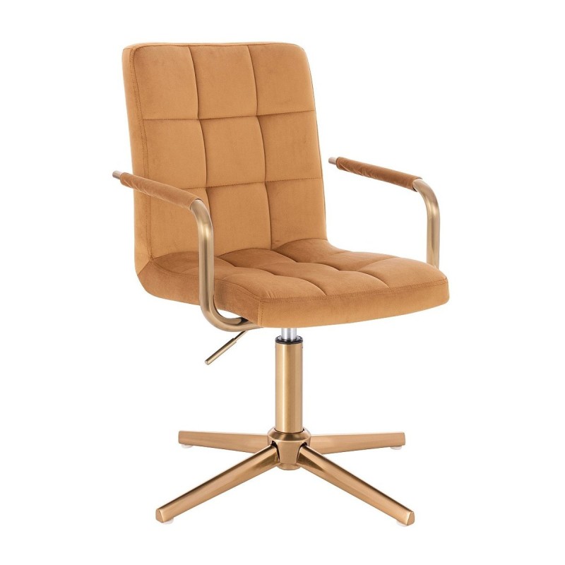 Miodowy welurowy fotel złota podstawa