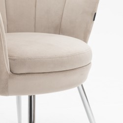 Welurowy fotel latte, chromowane nogi