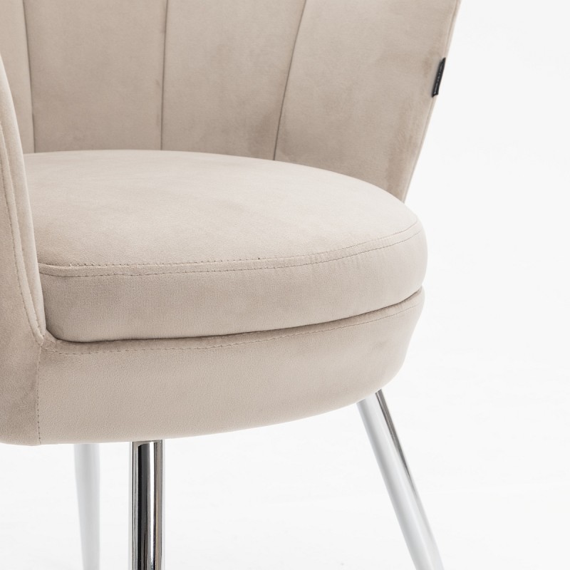 Welurowy fotel latte, chromowane nogi