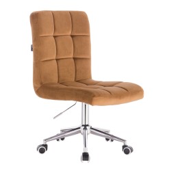 Miodowy welurowy fotel na kółkach