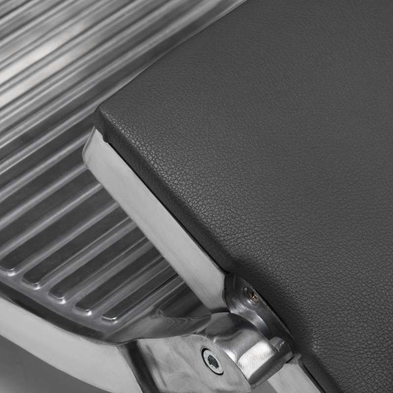 Szary fotel barberski o nowoczesnym, eleganckim designie