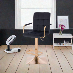 Czarny welurowy fotel złota podstawa