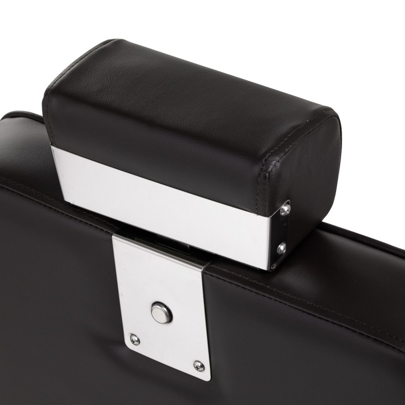 Brązowe krzesło fryzjerskie o eleganckim designie.