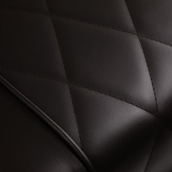 Brązowe krzesło fryzjerskie, stylowy komfort.