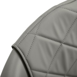 Szara fotel do stylizacji salonu na kółkach