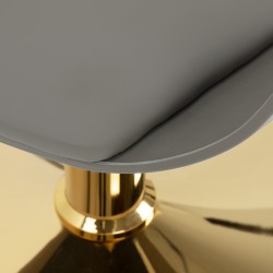 Szara fotel do stylizacji salonu na kółkach