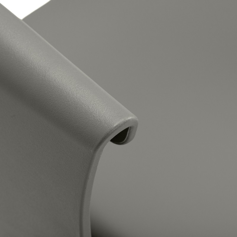 Szara fotele do stylizacji salonu na kółkach