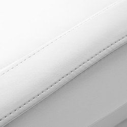 Biały elektryczny fotel do zabiegów kosmetycznych.