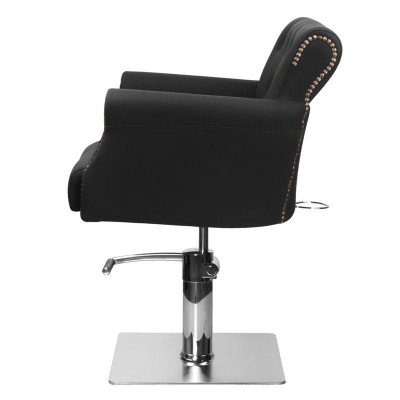 Czarna krzesło fryzjerskie z podnóżkiem