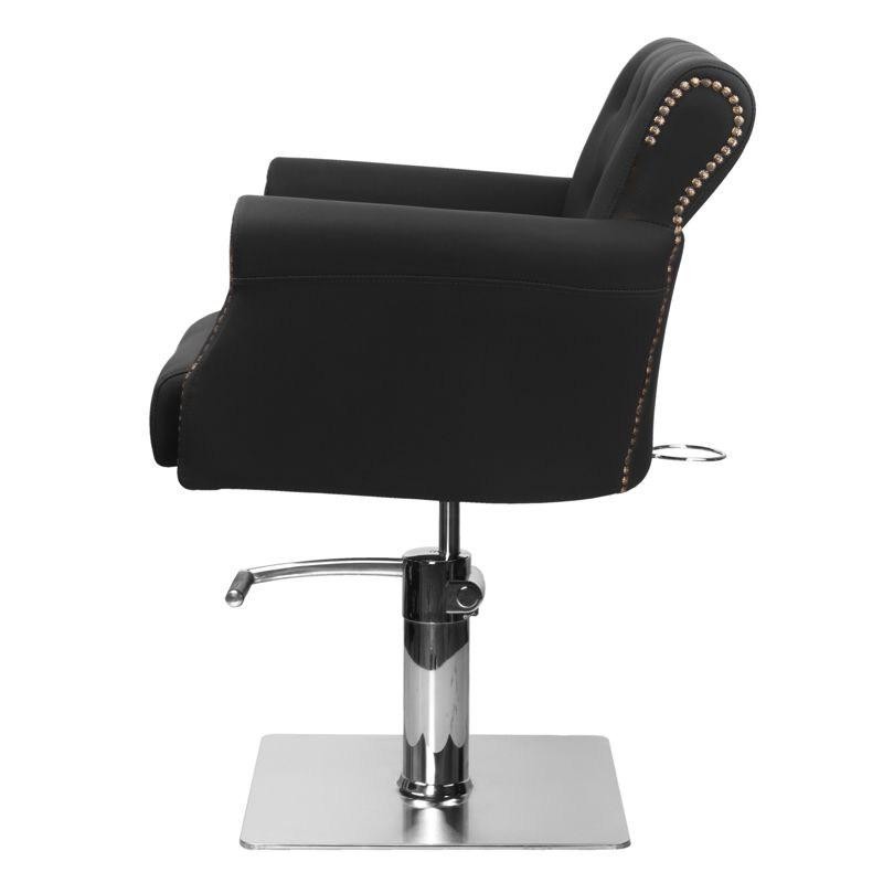 Czarna krzesło fryzjerskie z podnóżkiem