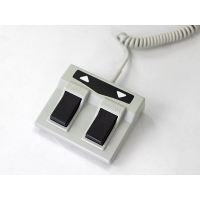 Biały elektryczny fotel do masażu w pozycji leżącej