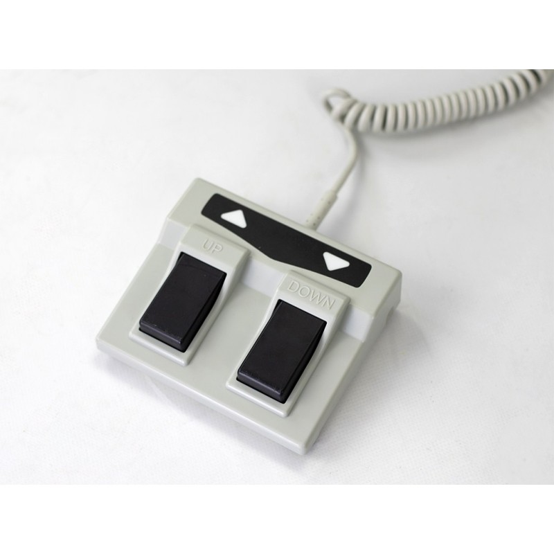 Biały elektryczny fotel do masażu w pozycji leżącej