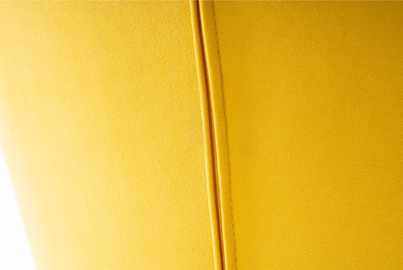 wygodny fotel welurowy żółty