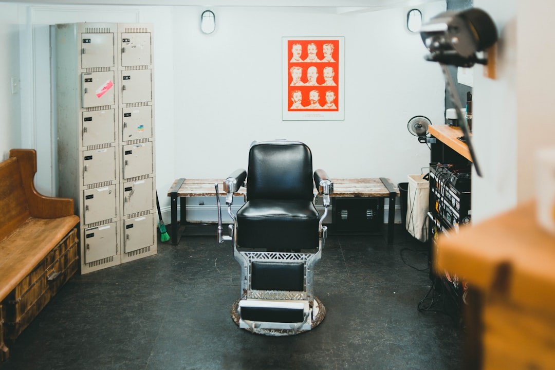 Najważniejsze cechy dobrego fotela barberskiego